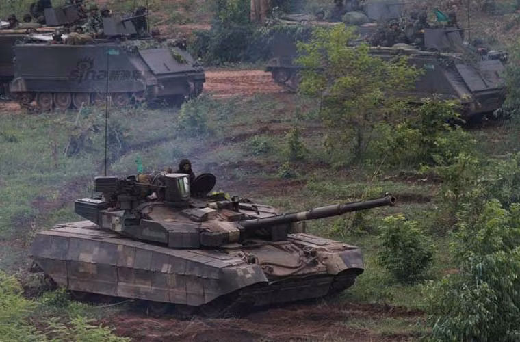 Ảnh xe tăng T-84 Oplot-T của Lục quân Hoàng gia Thái Lan trong hoạt động tập trận gần đây.
