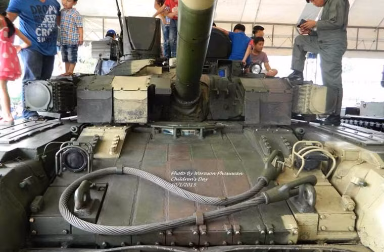 Mặt trước xe tăng được phủ kín giáp phản ứng nổ Nozh-2.