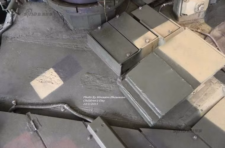 Cận cảnh miếng giáp phản ứng nổ Nozh-2 lắp trên nóc tháp pháo chính siêu tăng T-84 Oplot-T. Nozh-2 có khả năng chống chịu lựu đạn cầm tay, súng chống tăng cầm tay như RPG, tên lửa chống tăng, đạn pháo tăng 125mm kiểu HEAT hoặc APFSDS.