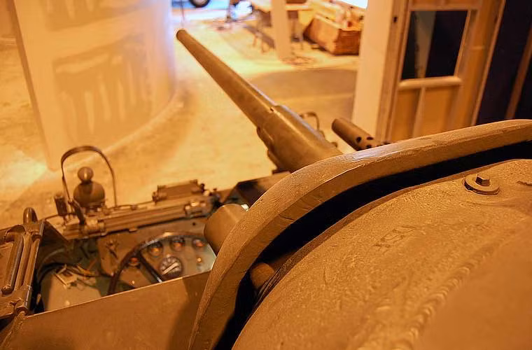 Về mặt hỏa lực, xe thiết giáp trinh sát M8 được trang bị khẩu pháo 37mm M6 cùng đại liên đồng trục Browning 7,62mm.