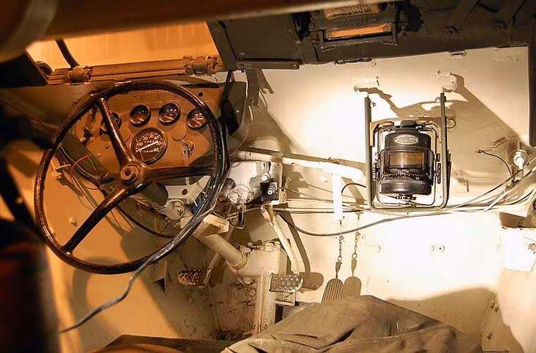 Cỗ xe này được trang bị động cơ 110 mã lực với 6 bánh xe cho tốc độ cực cao 90km/h, tầm hoạt động khoảng 560km. Ảnh: cận cảnh hệ thống lái xe M8.