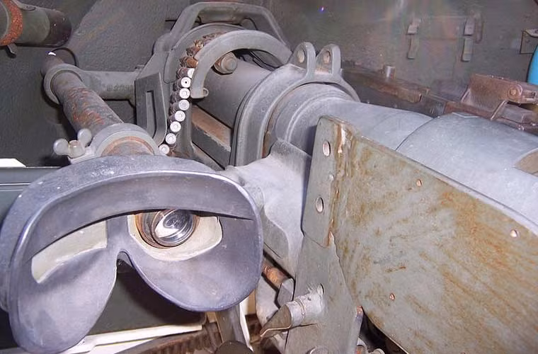 Kính ngắm quang học M70D đặt cạnh khẩu pháo 37mm M6.