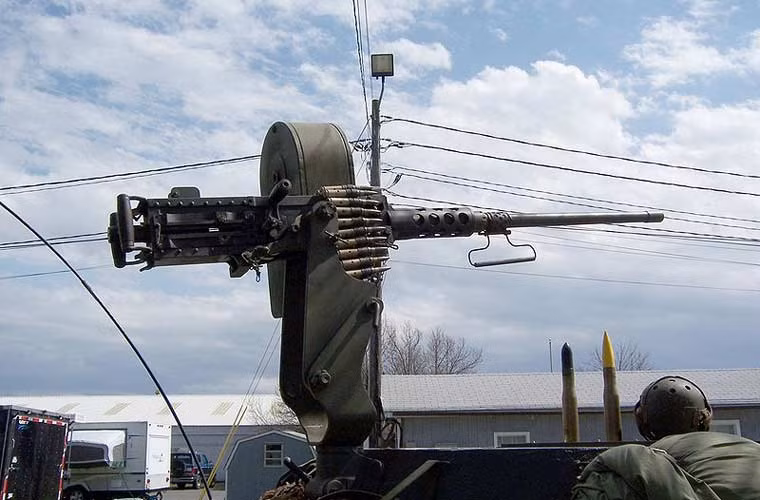 Ở rìa ngoài tháp pháo thiết kế giá vũ khí cho phép lắp súng máy phòng không 12,7mm M2 để chống bộ binh hoặc bắn máy bay. Nhưng cơ bản, trên chiến trường thì M8 nên “chạy cho nhanh” hơn là quyết đấu với kẻ địch.