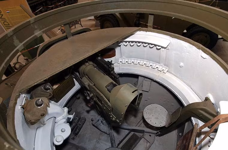 Bên trong tháp pháo của xe thiết giáp M8.