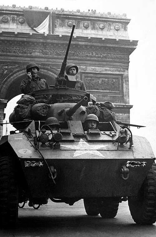 Xe thiết giáp M8 Greyhound do công ty Ford Motor phát triển trong Chiến tranh Thế giới thứ hai. Nó được sử dụng khá rộng rãi trong Quân đội Mỹ và Quân đội Hoàng gia Anh.