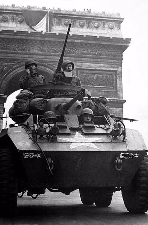 Xe thiết giáp M8 Greyhound do công ty Ford Motor phát triển trong Chiến tranh Thế giới thứ hai. Nó được sử dụng khá rộng rãi trong Quân đội Mỹ và Quân đội Hoàng gia Anh.