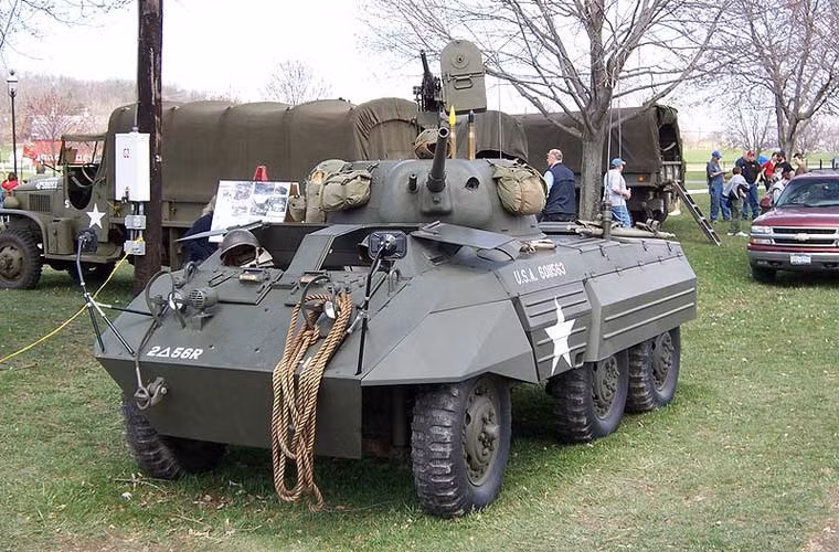 M8 nặng 8,6 tấn, dài 5m, rộng 2,53m, cao 2,26m, kíp lái 4 người. Vì phải đảm bảo tính cơ động nên không thể đòi hỏi nhiều khi giáp của M8 thuộc loại "có mà cũng như không", chỉ chống được đạn súng bộ binh cỡ nhỏ ở mức độ nhất định.