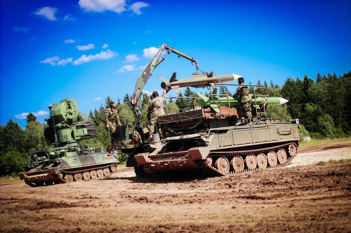 Đạn tên lửa 3M9 sử dụng động cơ kết hợp 9D16K nhiên liệu rắn với 4 cửa hút không khí, động cơ này khi cháy tạo thành buồng đốt cho động cơ ramjet giúp tên lửa đạt tốc độ Mach-2.8, một thiết kế mang tính tiên phong, đưa tên lửa vượt xa những tên lửa cùng thời về hệ thống động cơ đẩy.