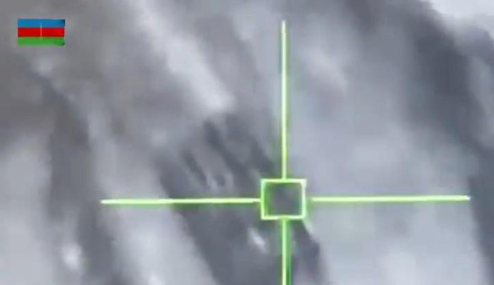 Trong đoạn phim, có thể thấy một máy bay không người lái (UAV) tự sát lao thẳng tới tiêu diệt một tổ hợp phòng không với 3 tên lửa đang trong trạng thái sẵn sàng chiến đấu.