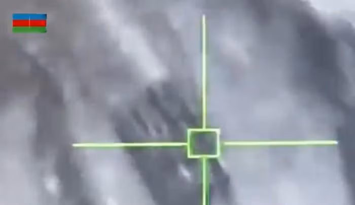 Trong đoạn phim, có thể thấy một máy bay không người lái (UAV) tự sát lao thẳng tới tiêu diệt một tổ hợp phòng không với 3 tên lửa đang trong trạng thái sẵn sàng chiến đấu.