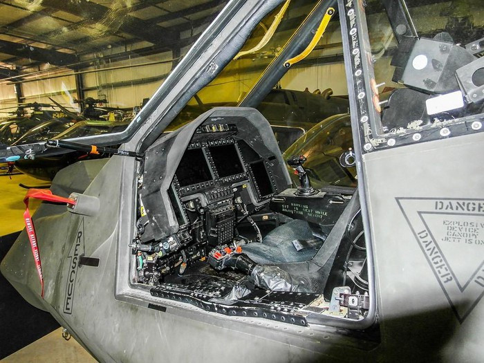 RAH-66 là dòng trực thăng được trang bị những hệ thống điện tử cực kỳ hiện đại. Hình ảnh buồng lái RAH-66. Ấn tượng đầu tiên về RAH-66 là một thiết kế rất hầm hố nhằm làm giảm tối đa mặt cắt radar. Vỏ ngoài của nó được phủ thêm một lớp sơn đặc biệt có tác dụng hấp thu sóng điện từ.