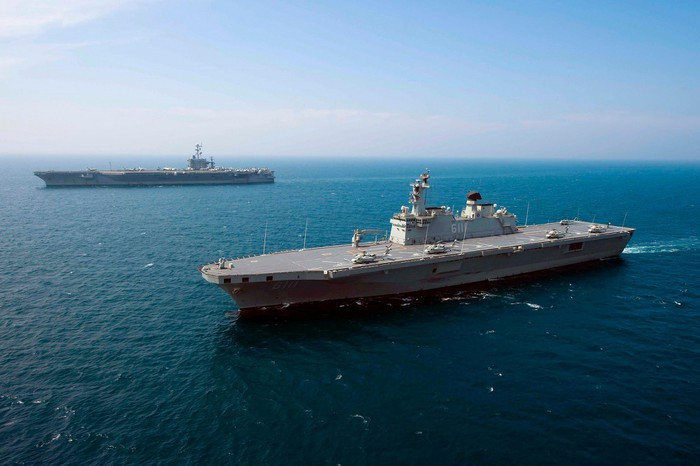 Cần lưu ý rằng hải quân Trung Quốc đã đưa các tàu sân bay Liêu Ninh - Type 001 (chiếc Varyag mua lại từ Liên Xô) và tàu Sơn Đông - Type 002 vào thành phần tác chiến. Ngoài ra Bắc Kinh còn đang đóng một tàu sân bay thứ ba có sàn phẳng.