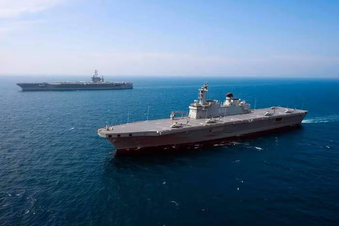 Cần lưu ý rằng hải quân Trung Quốc đã đưa các tàu sân bay Liêu Ninh - Type 001 (chiếc Varyag mua lại từ Liên Xô) và tàu Sơn Đông - Type 002 vào thành phần tác chiến. Ngoài ra Bắc Kinh còn đang đóng một tàu sân bay thứ ba có sàn phẳng.