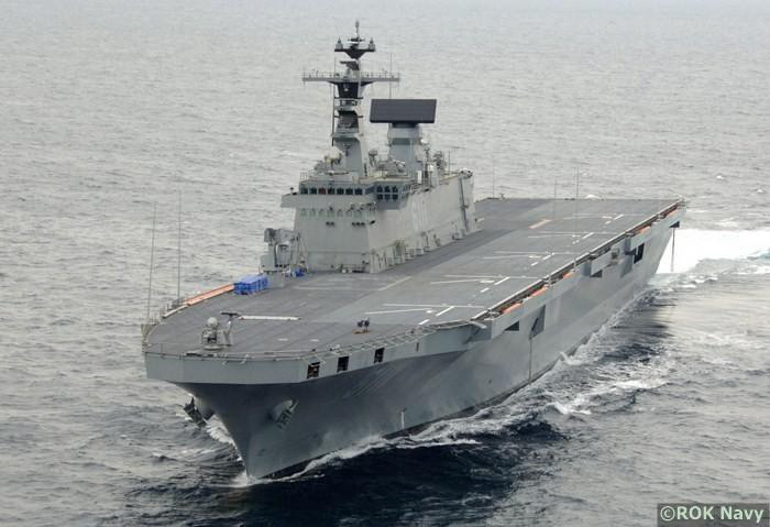Tàu sân bay hạng nhẹ của Hàn Quốc được chỉ định là LPH-II, sẽ có khả năng mang theo 16 máy bay chiến đấu cất cánh và hạ cánh thẳng đứng kiểu F-35B Lightning II do Mỹ sản xuất.