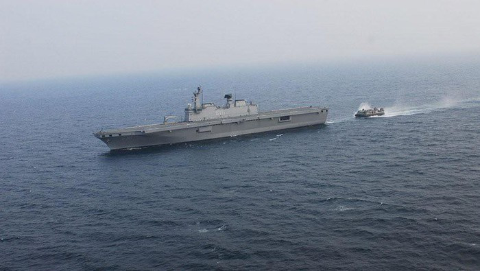 Đặc biệt, một lớp phủ chịu nhiệt cho sàn đáp sẽ được chế tạo để có thể chịu được luồng xả phản lực nóng từ động cơ máy bay chiến đấu F-35B vốn lên tới hàng nghìn độ C, đủ để nung chảy thép sàn tàu.