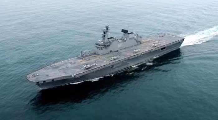 Trước nguy cơ lớn, vào năm 2018, chính quyền Nhật Bản đã công bố ý định chuyển đổi hai tàu sân bay trực thăng lớp Izumo thành tàu sân bay, dựa trên nền tảng sức mạnh máy bay chiến đấu cất cánh và hạ cánh thẳng đứng F-35B Lightning II.