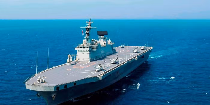 So sánh với hàng không mẫu hạm của Trung Quốc thì dễ dàng thấy rằng tàu sân bay của Hàn Quốc và Nhật Bản có kích thước nhỏ hơn và mang được ít tiêm kích hơn, họ dự định dùng ưu thế công nghệ của tiêm kích tàng hình để lấp đầy khoảng cách.