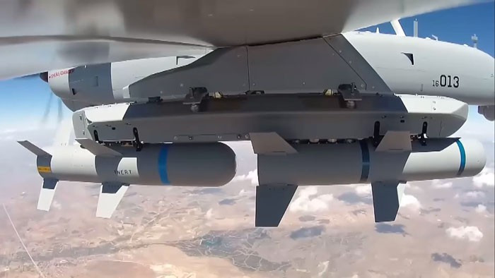 Báo chí Nga còn đặc biệt lưu ý rằng Ukraine cũng đã mua tên lửa MAM-L cùng với một lô UAV Bayraktar TB2. Họ đã tích cực thực hành việc sử dụng loại vũ khí này trong cuộc tập trận mới nhất cùng với quân đội các nước NATO mang tên "United Effort - 2020".