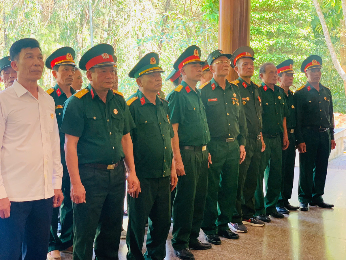 Như lời hẹn ước, cứ đến dịp ngày hội thống nhất non sông, du khách khắp mọi miền đất nước lại tìm về địa chỉ đỏ - Khu di tích Ngã ba Đồng Lộc (thị trấn Đồng Lộc, huyện Can Lộc, Hà Tĩnh) để dâng hương, bày tỏ lòng thành kính, tri ân những anh hùng liệt sỹ đã ngã xuống vì độc lập, tự do của Tổ quốc