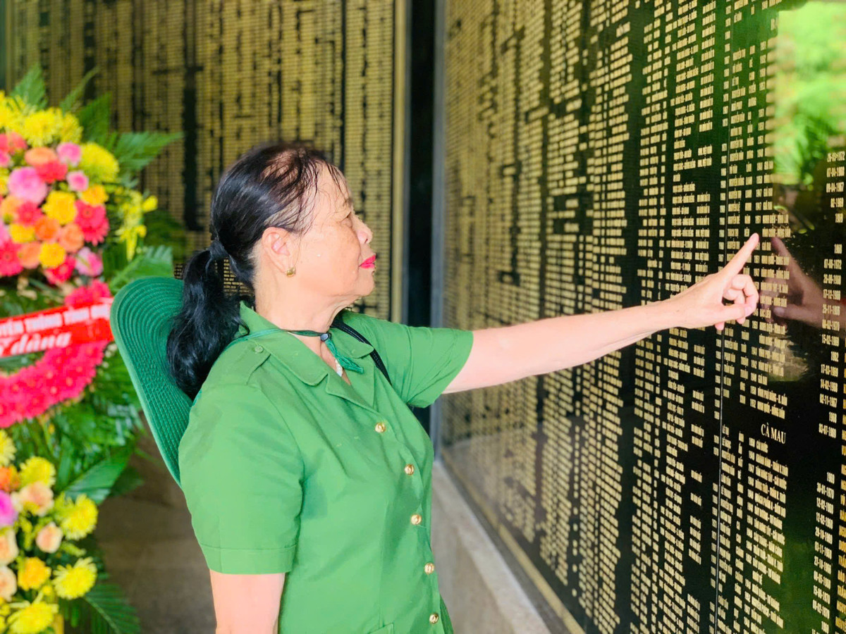 Bác Trần Thị Vân (Nghệ An) xúc động, chia sẻ: "Chúng tôi vượt hơn 50km về đây thăm lại chiến trường xưa. Mỗi lần đặt chân đến Ngã ba Đồng Lộc, ký ức về những ngày tháng gian khổ mà hào hùng lại ùa về. Chúng tôi sống sót trở về, mang ơn sự hy sinh của đồng đội biết bao".