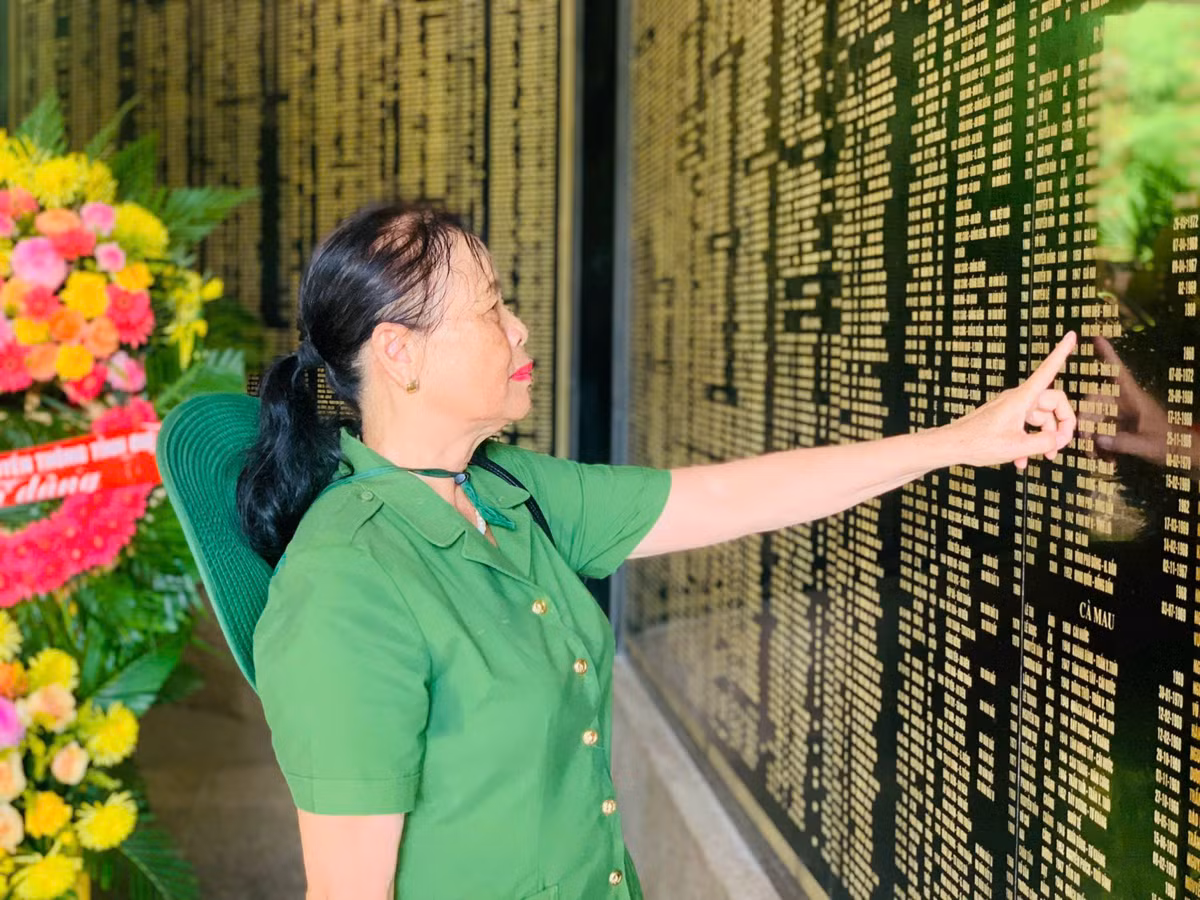 Bác Trần Thị Vân (Nghệ An) xúc động, chia sẻ: "Chúng tôi vượt hơn 50km về đây thăm lại chiến trường xưa. Mỗi lần đặt chân đến Ngã ba Đồng Lộc, ký ức về những ngày tháng gian khổ mà hào hùng lại ùa về. Chúng tôi sống sót trở về, mang ơn sự hy sinh của đồng đội biết bao".