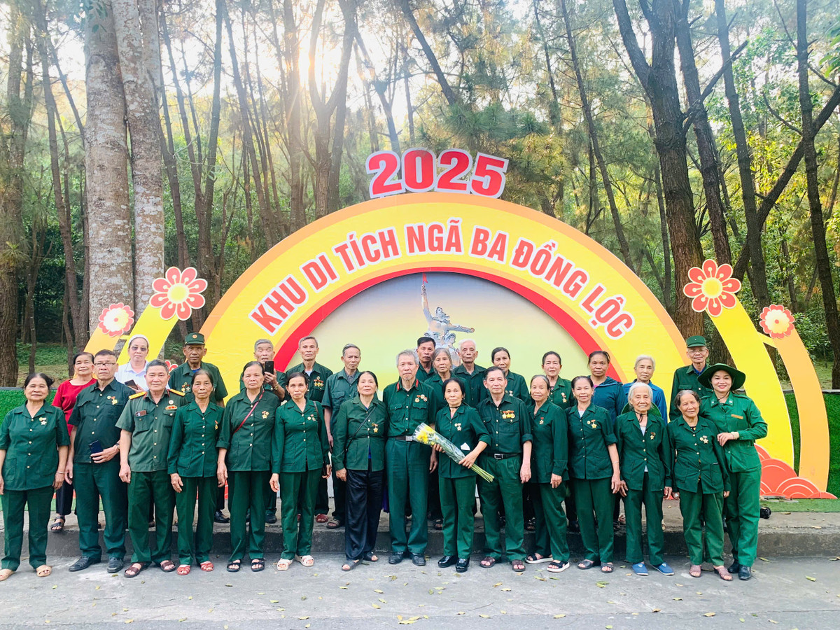 Những đoàn cựu chiến binh với mái tóc bạc phơ, những bạn trẻ đầy nhiệt huyết, những gia đình mang theo cả thế hệ con cháu... tất cả đều chung một tấm lòng thành kính, tưởng nhớ về mười cô gái thanh niên xung phong và các anh hùng liệt sỹ đã anh dũng hy sinh tại mảnh đất này.