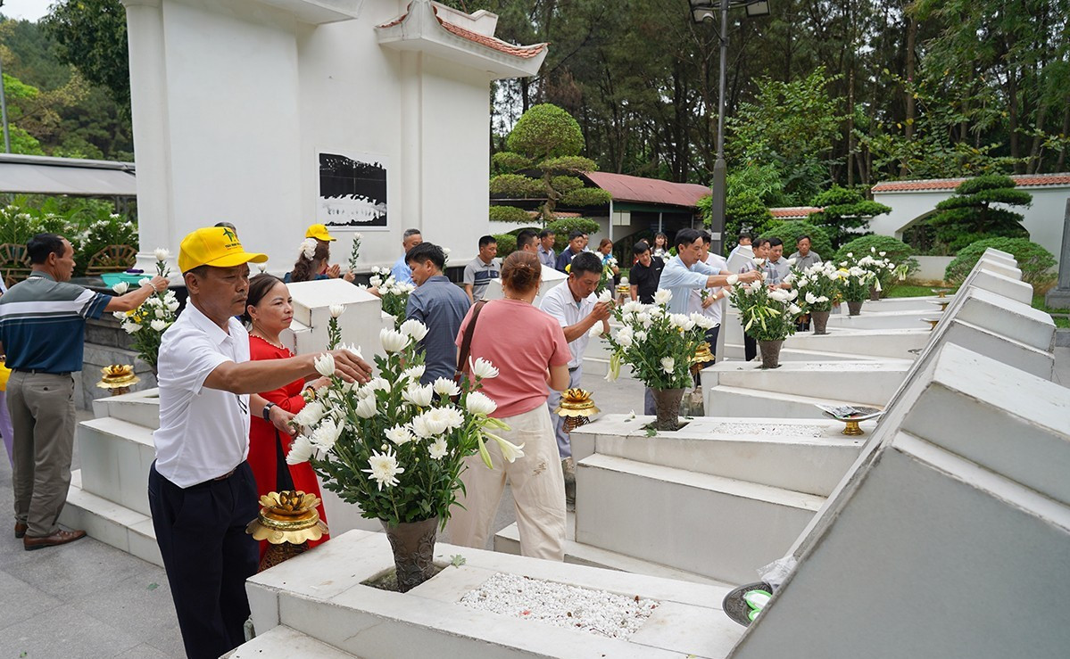 Theo ghi nhận của pv, sáng 30/4, các hoạt động tri ân tại Ngã ba Đồng Lộc diễn ra trang trọng và ý nghĩa. Lễ dâng hương, dâng hoa tại Đài tưởng niệm, Nhà bia tưởng niệm các liệt sỹ thanh niên xung phong, khu mộ mười cô gái... được tổ chức với sự tham gia của đông đảo người dân và các đoàn thể.