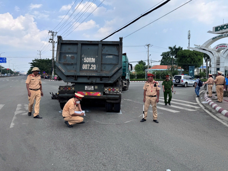 Khởi tố tài xế gây tai nạn làm 2 người tử vong - Hình 2 Khoi to tai xe gay tai nan lam 2 nguoi tu vong-Hinh-2