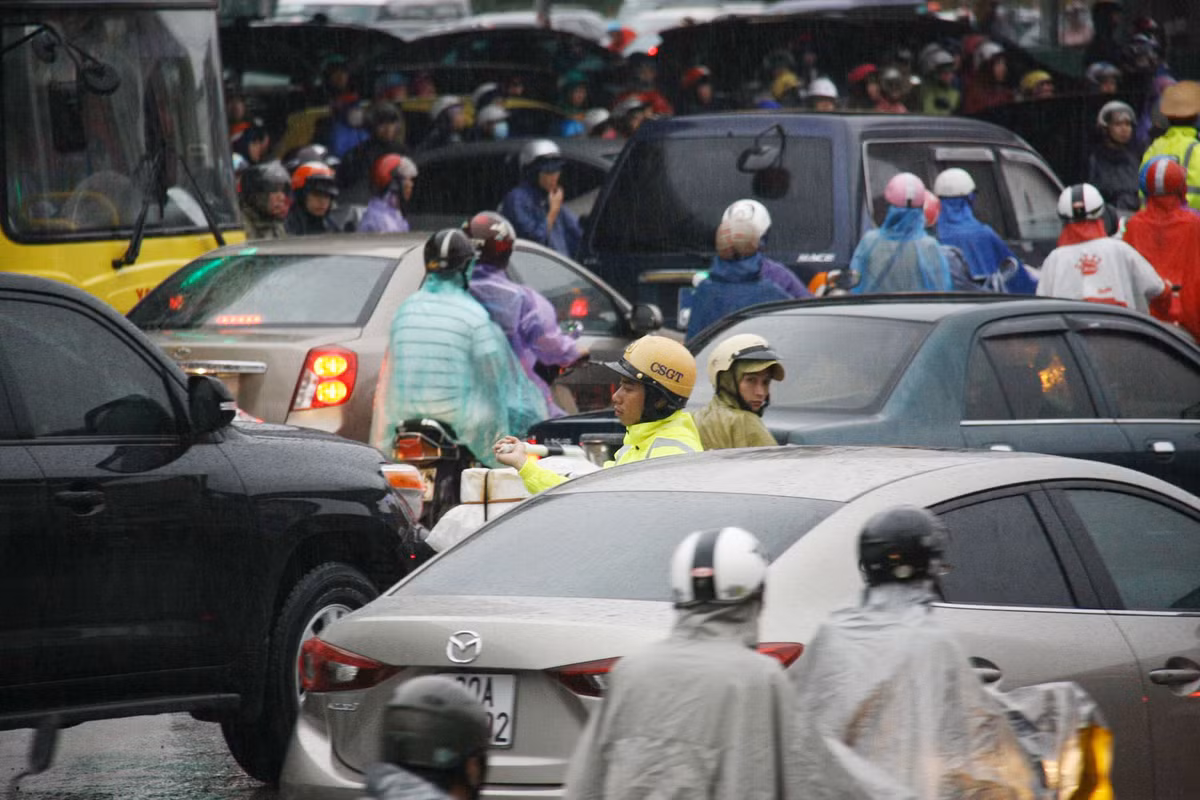 Lực lượng CSGT vất vả phân luồng giữa cảnh hỗn loạn. Ảnh: Minh Bái.