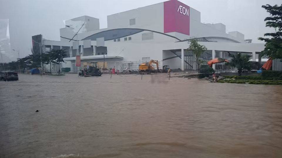 Biển nước mênh mông bao quanh Trung tâm thương mại Aeon ở Long Biên. Ảnh: Otofun.