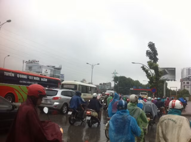 Cảnh tắc đường tại đường Phạm Văn Đồng, khu vực ĐH Quốc gia lúc 8h sáng nay. Ảnh: Minh Bái.