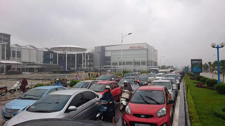 Ô tô nối đuôi nhau dài hàng km vì tắc đường tại lối dẫn lên cầu Vĩnh Tuy phía quận Long Biên. Ảnh: Otofun