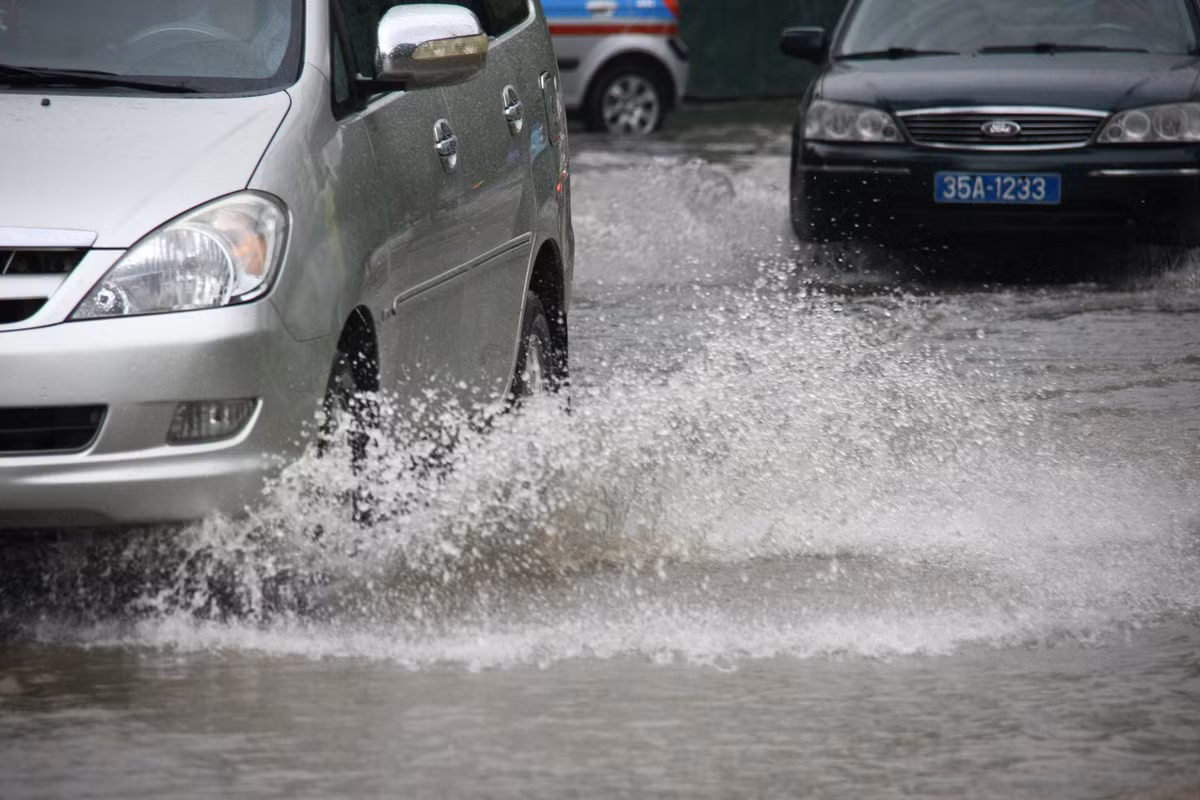 Nước ngập nửa bánh xe ô tô trên phố Nguyễn Cảnh Dị, Hoàng Mai, Hà Nội. Ảnh: Minh Bái.