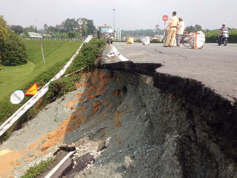 Nong TP HCM: Duong dan cau Thu Duc sut lun nghiem trong-Hinh-2