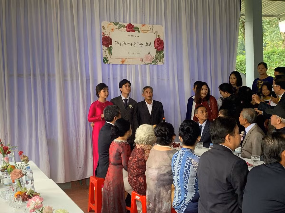 Lễ cưới của chú rể Công Phượng và cô dâu Viên Minh đã được tổ chức ở quê nhà Đô Lương (Nghệ An). Lễ cưới có sự góp mặt của thành viên trong gia đình họ nội, ngoại và đông đảo bạn bè của cô dâu và chú rể đến chia vui.