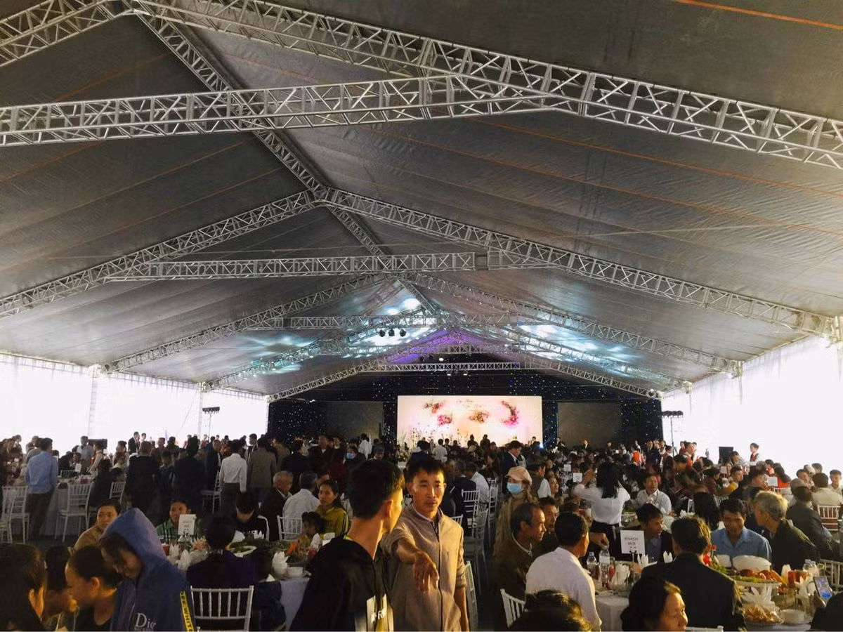 Để chuẩn bị cho đám cưới ở Đô Lương, công tác dựng rạp đã được gia đình Công Phượng chuẩn bị từ chiều 28/11. Gia đình mời khoảng 1.000 người dự lễ cưới, con số thực tế có thể nhiều hơn thế.