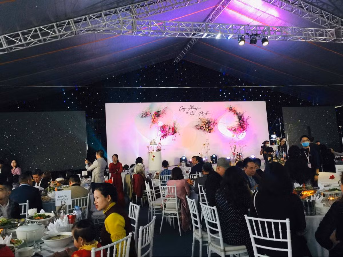 Nơi tổ chức lễ cưới Công Phượng - Viên Minh ở một sân bóng làng, là nơi mà Công Phượng từng lăn lộn với trái bóng thuở nhỏ. Ảnh: Tổng hợp từ Facebook