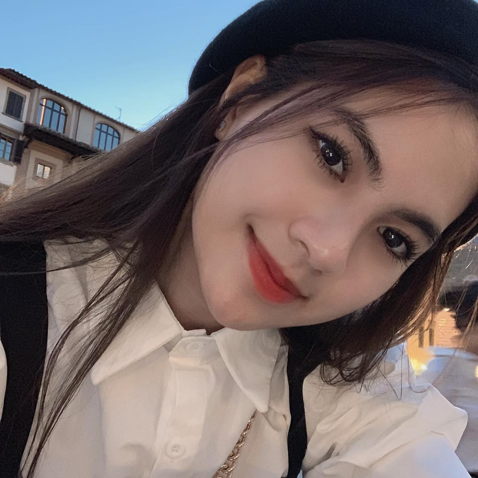 Trong danh sách 32 người đang được Quang Hải theo dõi trên Instagram, Hải Anh đang đứng đầu danh sách. Nhiều người nghi ngờ nam cầu thủ dường như đã có “mối mới”, và anh chàng đang tích cực “thả thính” cô nàng này.