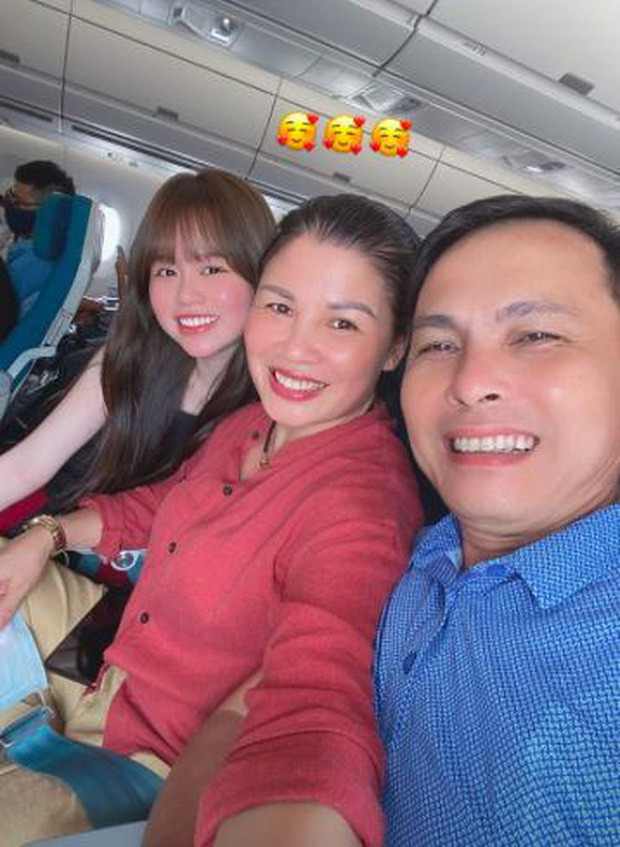 Trên trang Instagram, Huỳnh Anh vẫn giữ những tấm hình chụp chung với mẹ Quang Hải.