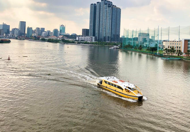 Để thay đổi không khí vui chơi, tại Bến Bạch Đằng, Q.1, TP.HCM bạn trẻ có thể mua vé vi vu các tuyến buýt sông ngắm cảnh thành phố từ phía sông Sài Gòn. Ảnh: Tổng hợp Internet