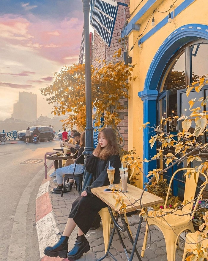 Ngoài hồ Gươm thì hồ Tây cũng chính là một điểm du lịch Tết Dương Lịch 2021 ở Hà Nội được ưa chuộng. Dạo quanh một vòng hồ bạn có thể thưởng thức nhiều món ăn hấp dẫn như kem hồ Tây, bánh tôm hoặc đi xem các chương tình nghệ thuật đặc sắc ở công viên nước hồ Tây.