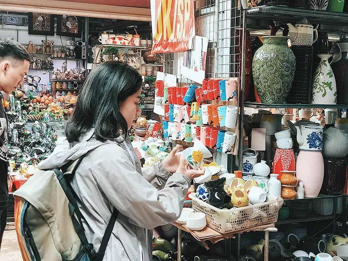 Làng gốm Bát Tràng là một trong những điểm du lịch Tết Dương Lịch 2021 ở Hà Nội thú vị. Ở đây có nhiều hoạt động văn hóa thú vị nhưng có lẽ đặc biệt nhất là hóa thân thành những nghệ nhân gốm.