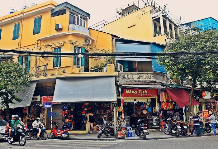 Vào dịp Tết dương lịch 2021 này ngay trong nội thành Hà Nội có không ít địa điểm vui chơi hợp lý dành cho các bạn trẻ, điển hình là ngay khu phố cổ Hà Nội. Ngoài lối kiến trúc độc đáo, phố cổ Hà Nội còn hút khách du lịch bởi tinh hoa ẩm thực truyền thống rất đa dạng và phong phú.