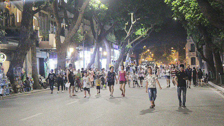 Phố đi bộ Hồ Gươm cũng là địa điểm vui chơi lý tưởng ngay trong dịp nghỉ Tết Dương lịch 2021. Đây là địa điểm tham quan, vui chơi vô cùng thú vị và lãng mạn cho các bạn trẻ cũng như du khách mỗi dịp ghé thăm Thủ đô.