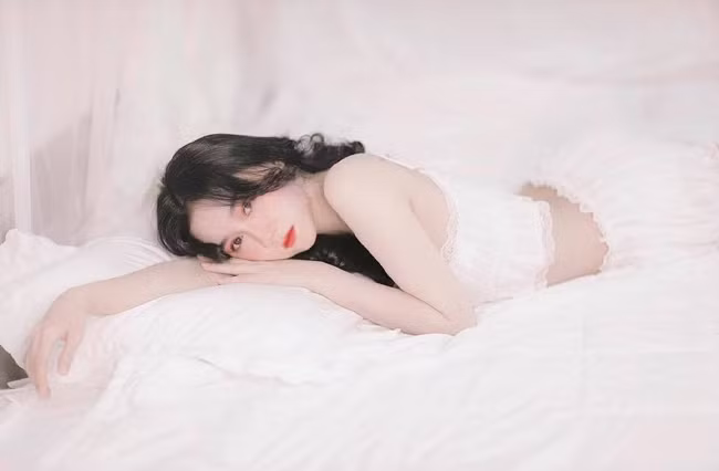 Cô được nhận xét là một cô gái tuổi trẻ tài cao, tự lập và bản lĩnh.