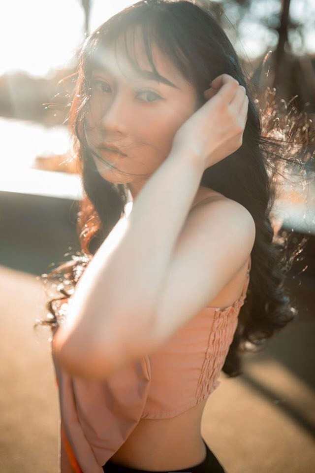 Trên sân khấu "Bạn muốn hẹn hò" Huỳnh Như chia sẻ, cô từng trải qua vài mối tình nhưng đã chia tay do cái tôi của cả hai quá lớn. Đến với chương trình lần này cô mong muốn có được một người yêu nghiêm túc.