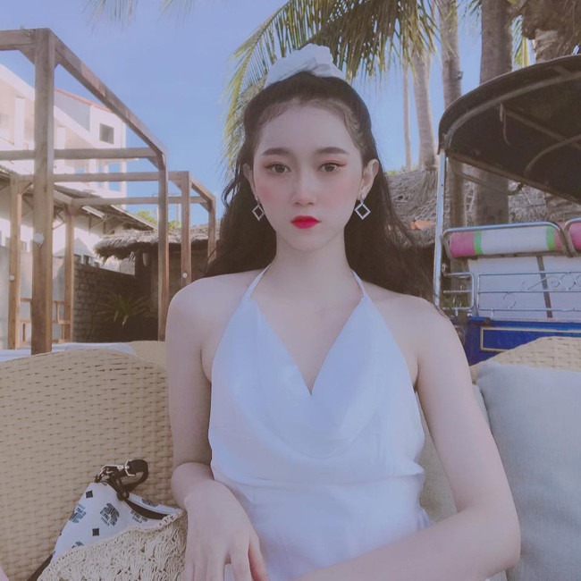 Câu nói vô tư của cô gái xinh đẹp này bỗng trở thành đề tài bàn luận của một số cư dân mạng. Nhiều người buông những lời phán xét không hay về nghề nghiệp của gái xinh Bến Tre dù không có căn cứ.