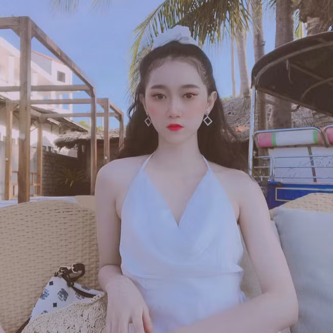 Câu nói vô tư của cô gái xinh đẹp này bỗng trở thành đề tài bàn luận của một số cư dân mạng. Nhiều người buông những lời phán xét không hay về nghề nghiệp của gái xinh Bến Tre dù không có căn cứ.