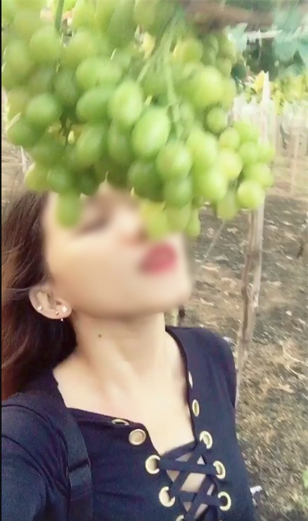 Trong tháng 3/2018, câu chuyện về hai cô gái gây chú ý khi quay clip vô tư ăn nho trên giàn rồi quay lại tố chủ vườn Ninh Thuận ''chặt chém'' từng khiến nhiều người bất bình. Ảnh: Tổng hơp Facebook