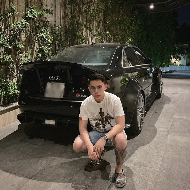 Từ ngày nổi lên trên mạng xã hội như một hình mẫu của bao nhiêu cô gái, cuộc sống của Tống Đông Khuê bắt đầu trở thành chủ đề bàn tán của nhiều người hâm mộ. Cũng từ đây, những tranh cãi, những lùm xùm bắt đầu xuất hiện quanh hành động và phát ngôn của CEO này.